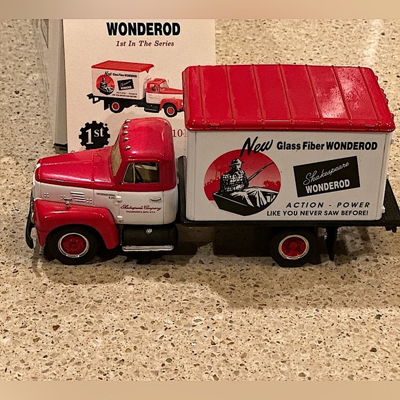 1957 IH DRY GOODS VAN ~SHAKESPEARE WONDEROD By FIRST GEAR INC. #10-1635 W Box - Picture 2 of 16